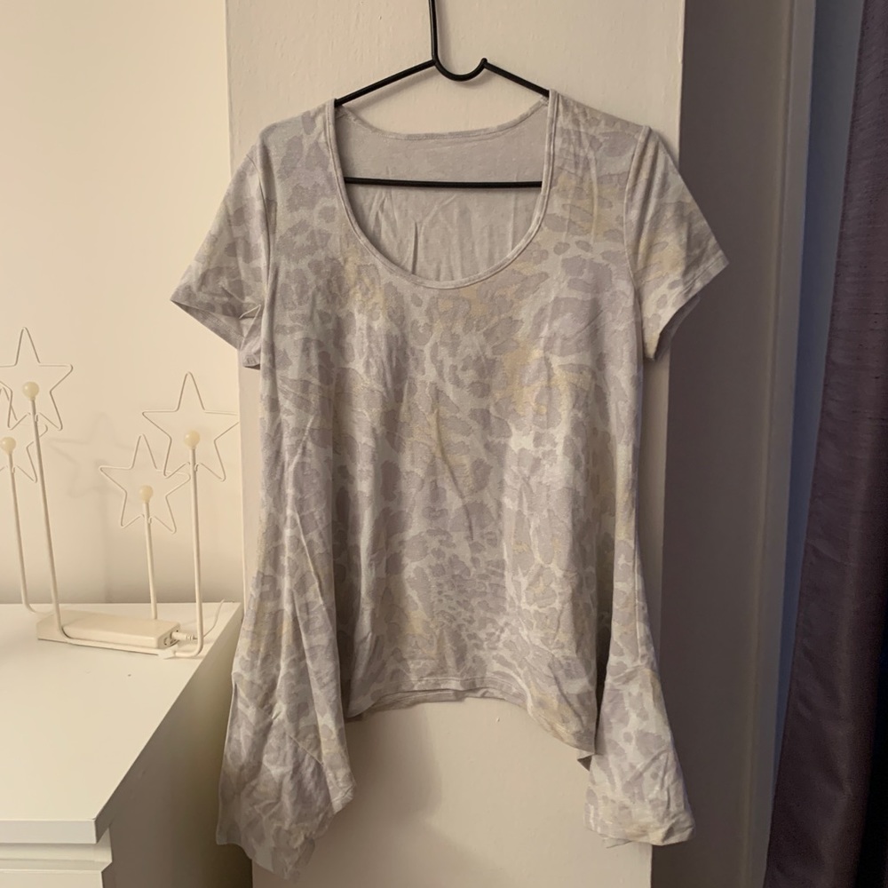🌵Nwot. Printed glitter leo asymmetrical hem top